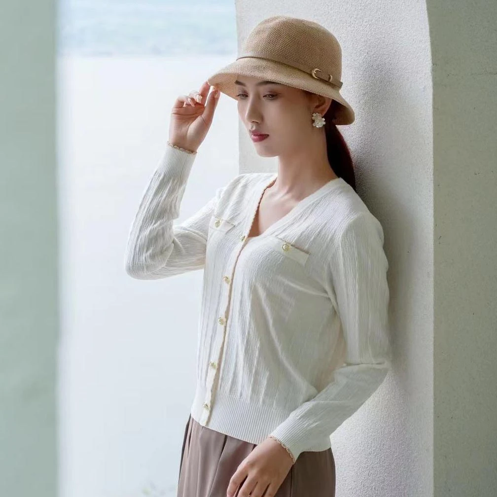 宝迪莱丝2025春装新品莱赛尔天丝针织衫女V领小香风长袖毛衫上衣