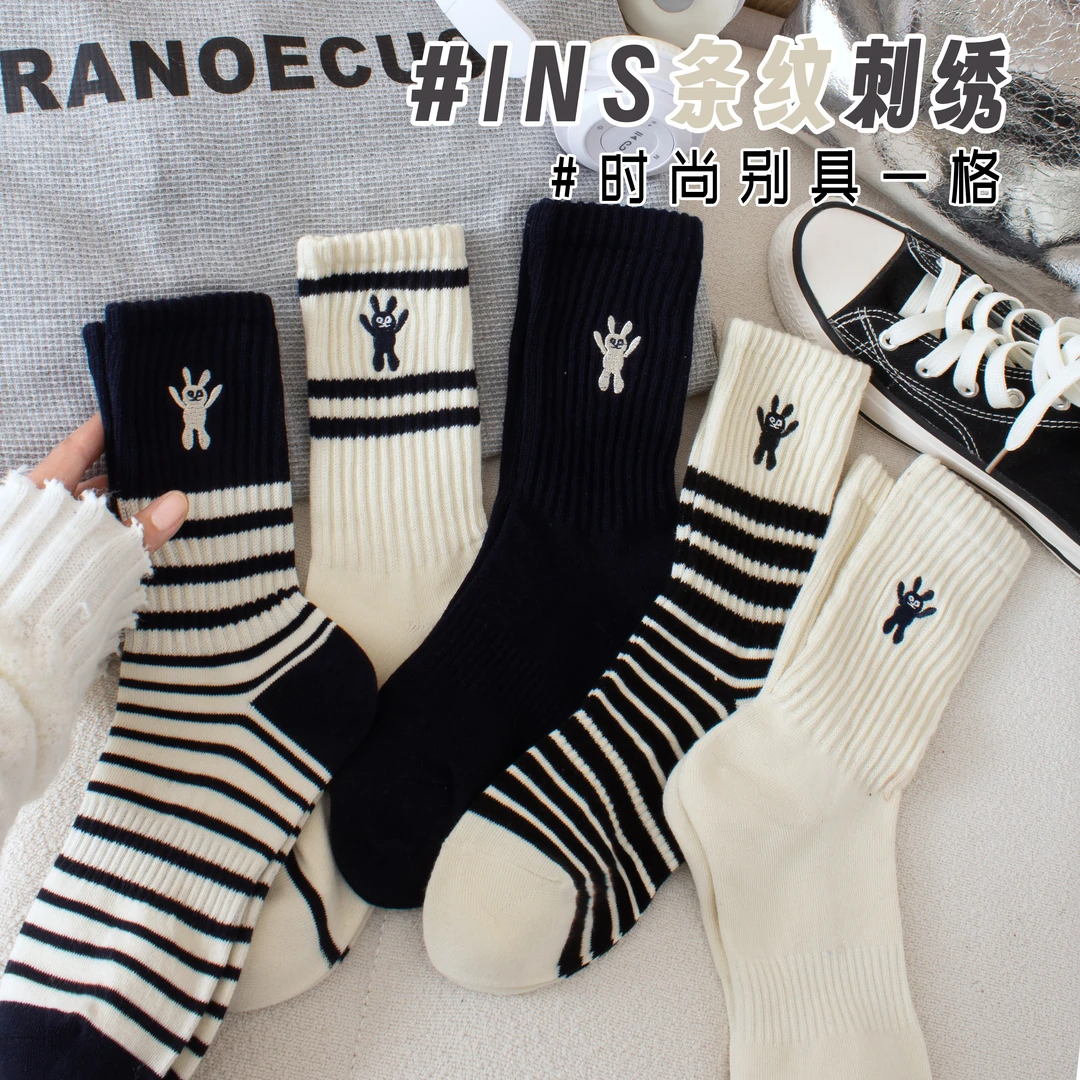 条纹袜子女中筒袜ins潮秋冬厚款百搭刺绣黑白长筒潮袜