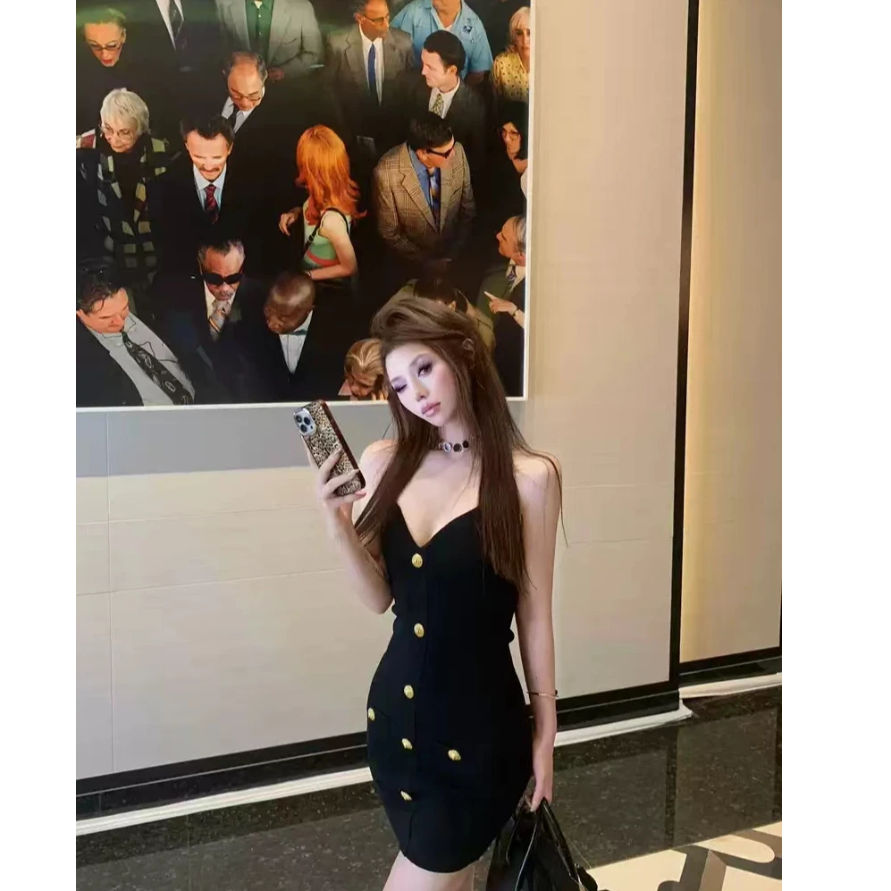 2024秋季新款单排金扣设计感挂脖露背收腰性感包臀针织连衣裙女