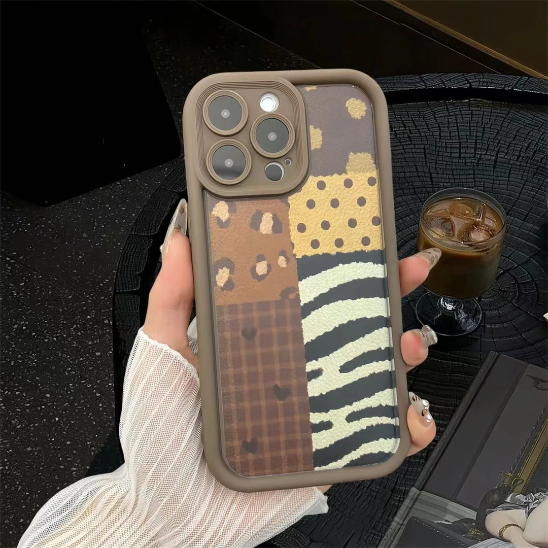 适用苹果16华为小米拼接图案糖果阶梯贴皮奶咖色小众防摔手机壳