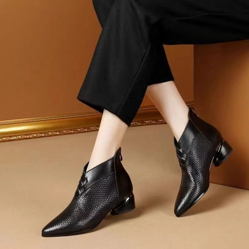 英伦真软皮女靴2024秋冬新款及踝靴中跟粗跟短靴百搭大码加绒女鞋