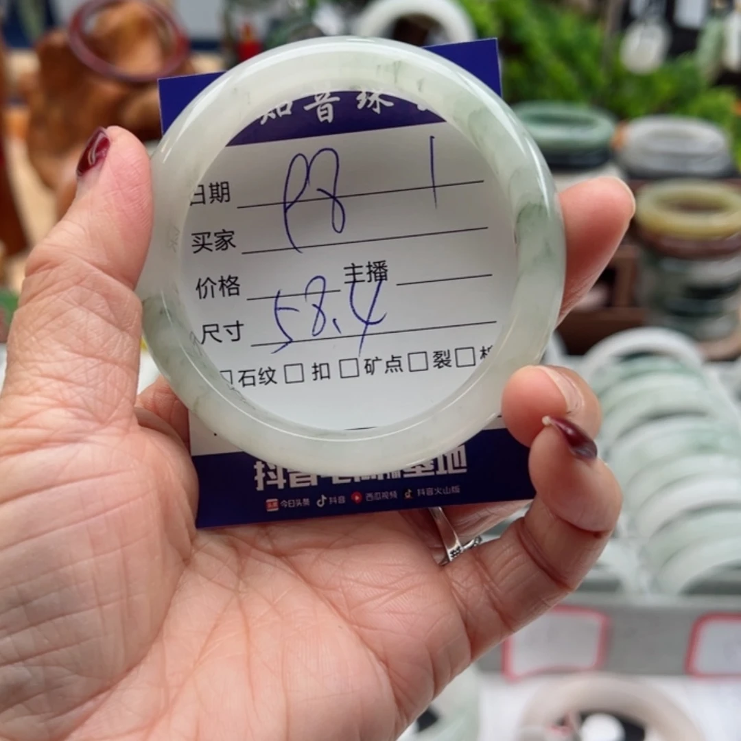 【闪购商品】石英质玉手镯未镶嵌六*