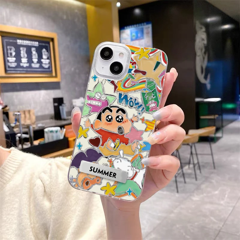 适用苹果15华为小米镂空涂鸦蜡笔小新羽纱可爱卡通小众防摔手机壳