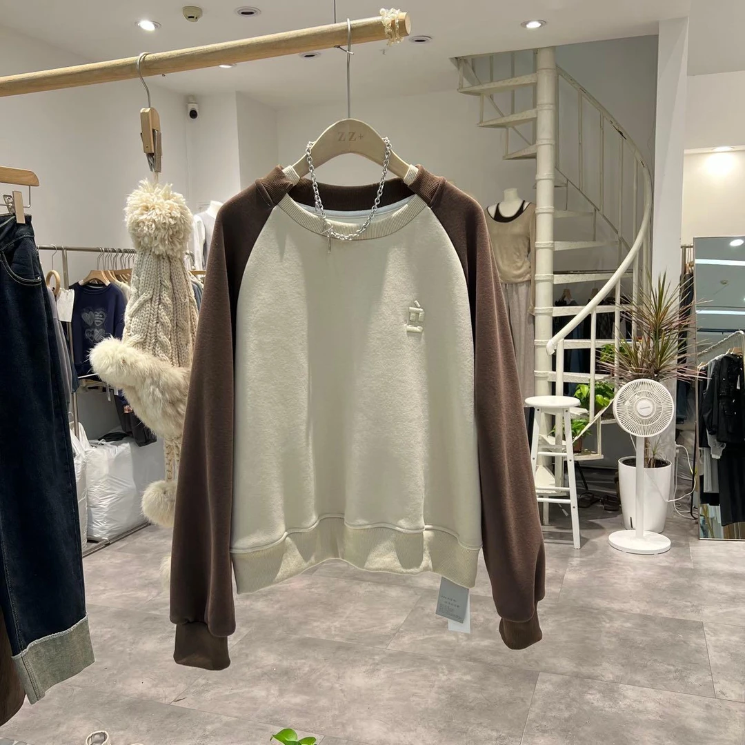 5477（糖炒栗子）东大门冬季新款刺绣（加绒）不规则领撞色插肩袖卫衣