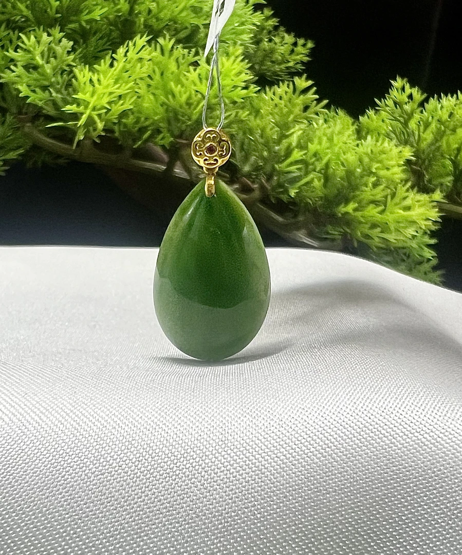 天然和田玉18k金镶碧玉菠菜绿水滴挂坠