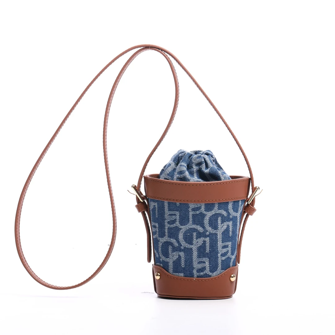 LAURENCE & CHICO浅蓝色logo锁链 mini水桶包，浅色C4AE10323071