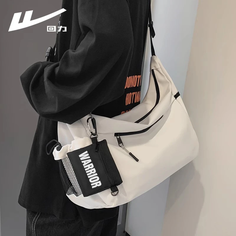 回力斜挎包男大容量休闲运动单肩包时尚通勤邮差包健身旅行背包女