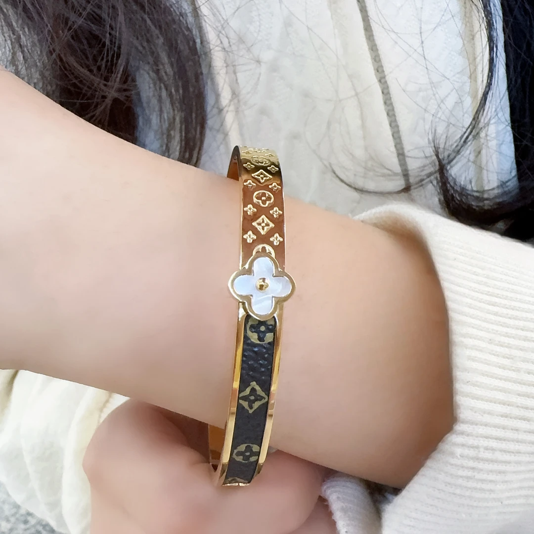钛钢皮质手镯 【 拿拿专属 】 轻奢气质皮质印花小四叶花手镯