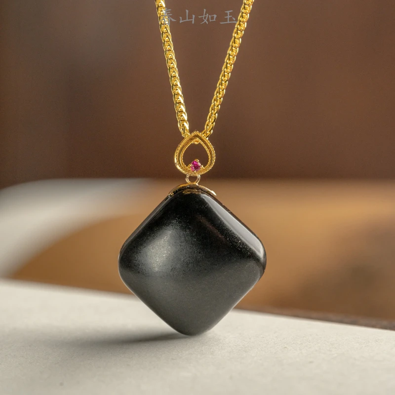 和田玉黑青18k金镶嵌四方扣吊坠