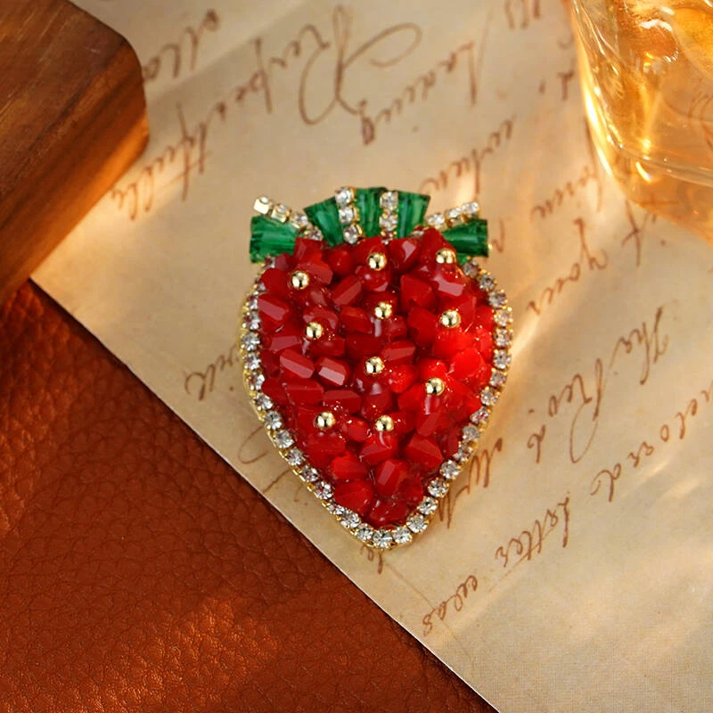 铜合金胸针 3303【草莓波波】安可拉红轻奢气质百搭小众草莓胸针