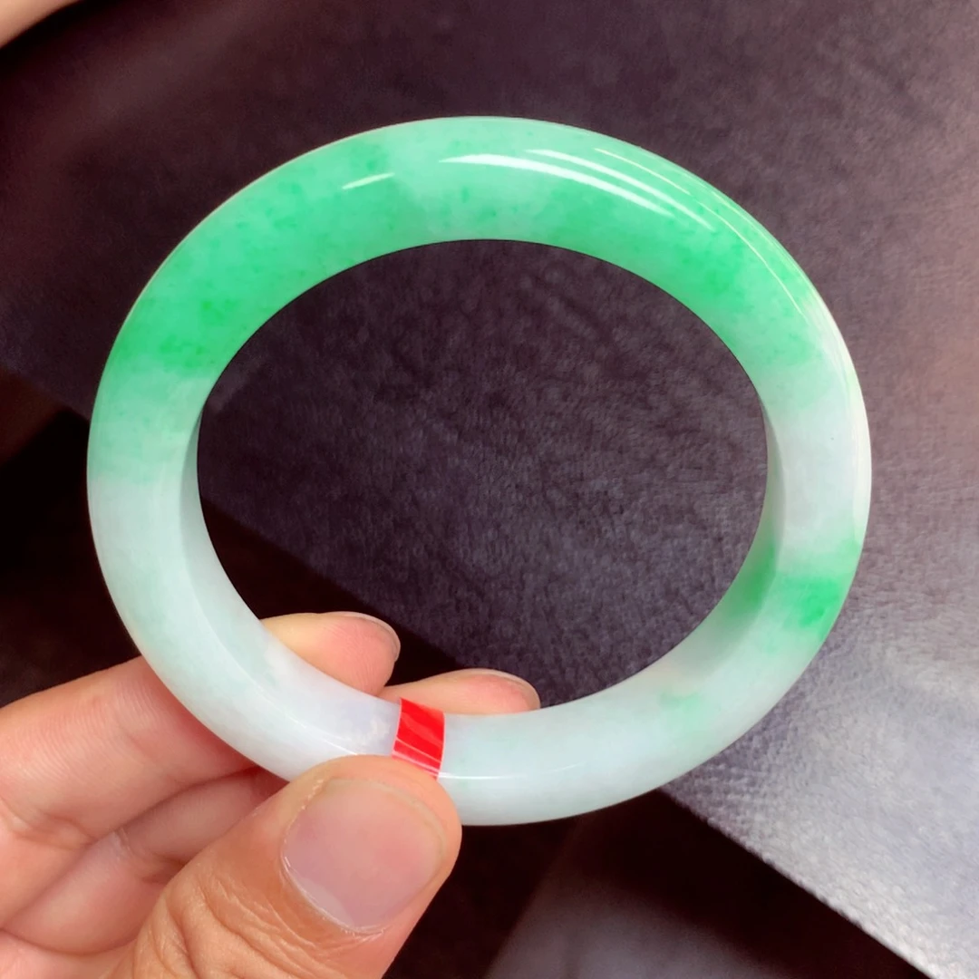 翡翠手镯未镶嵌翡翠
