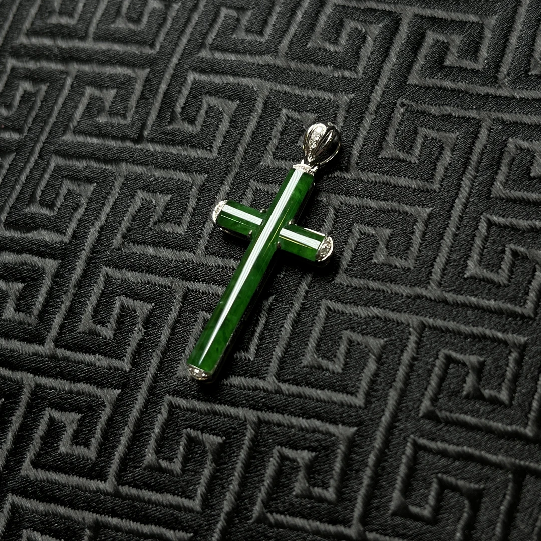 18K镶钻翡翠十字架