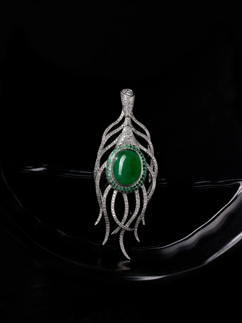 18K镶钻翡翠吊坠