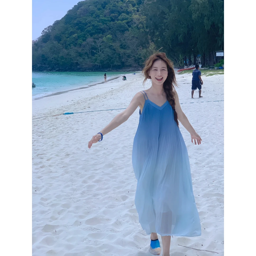 百搭夏季新款女装法式海边小众风渐变吊带连衣裙时尚无袖海浪裙潮