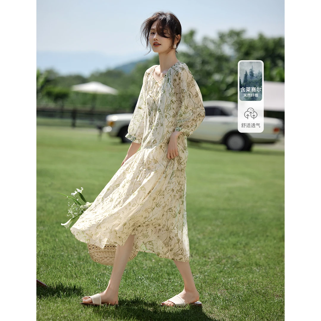 XWI/欣未2025夏季度假风气质优雅线条花宽松A字飘逸薄款连衣裙女