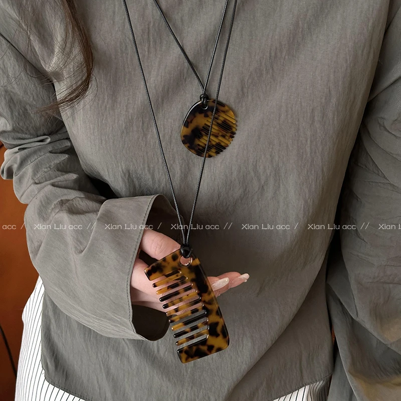 非金属皮质项链 复古玳瑁色豹纹梳子吊坠项链女轻奢秋冬毛衣链C76