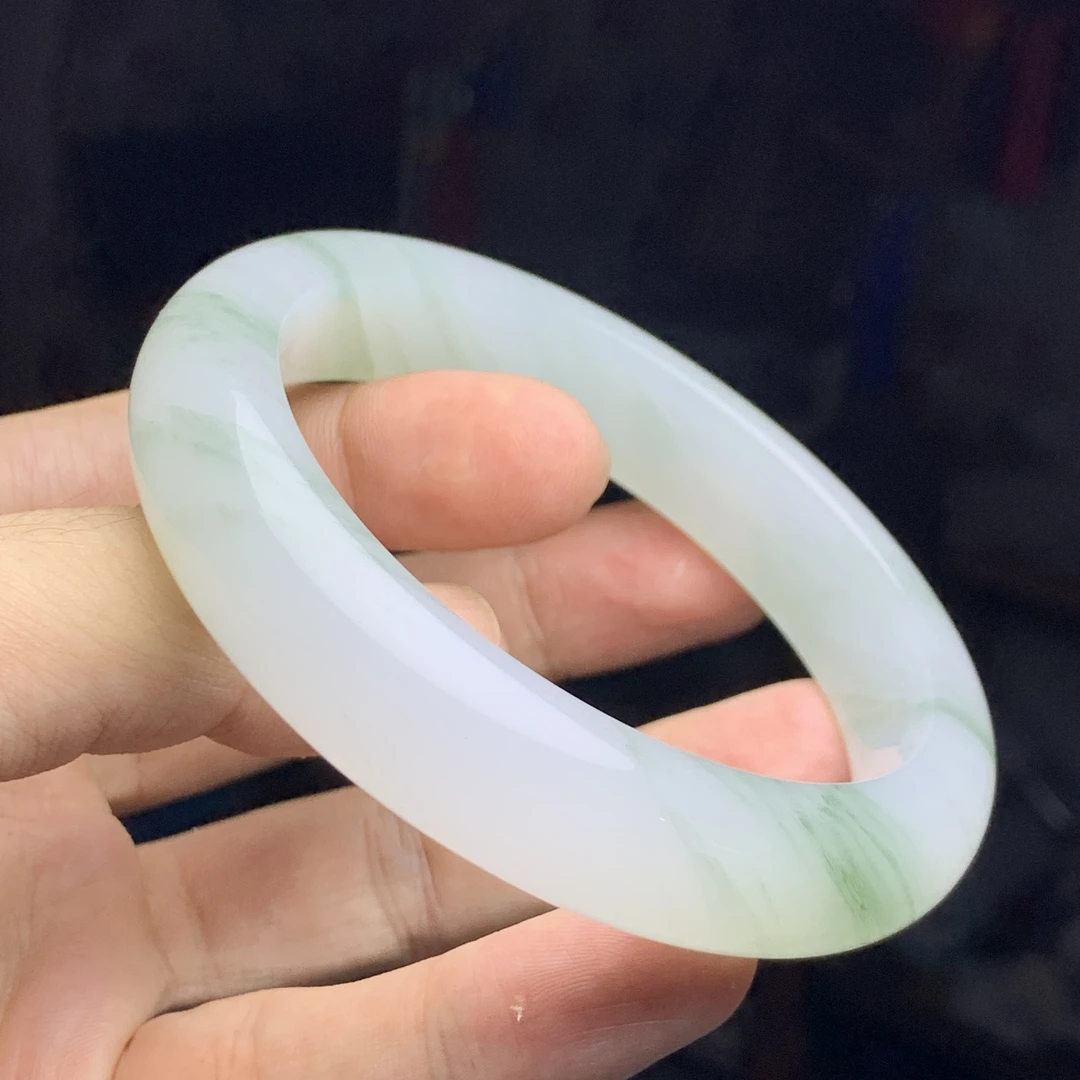 新疆石英岩质玉天山翠,天然原皮原色精品色透阳绿白底手镯宽边