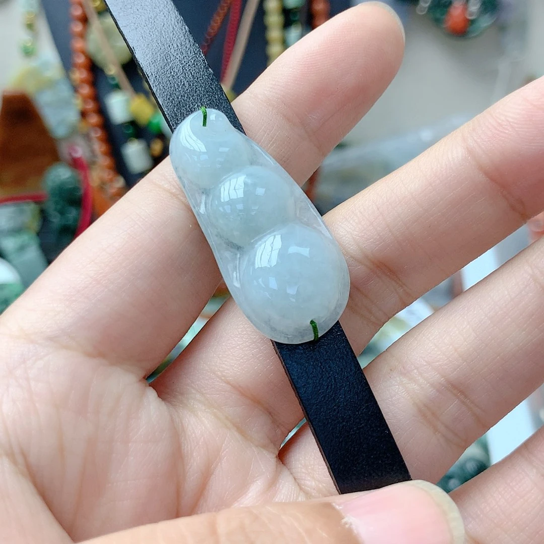 翡翠颈饰未镶嵌?****。四季豆