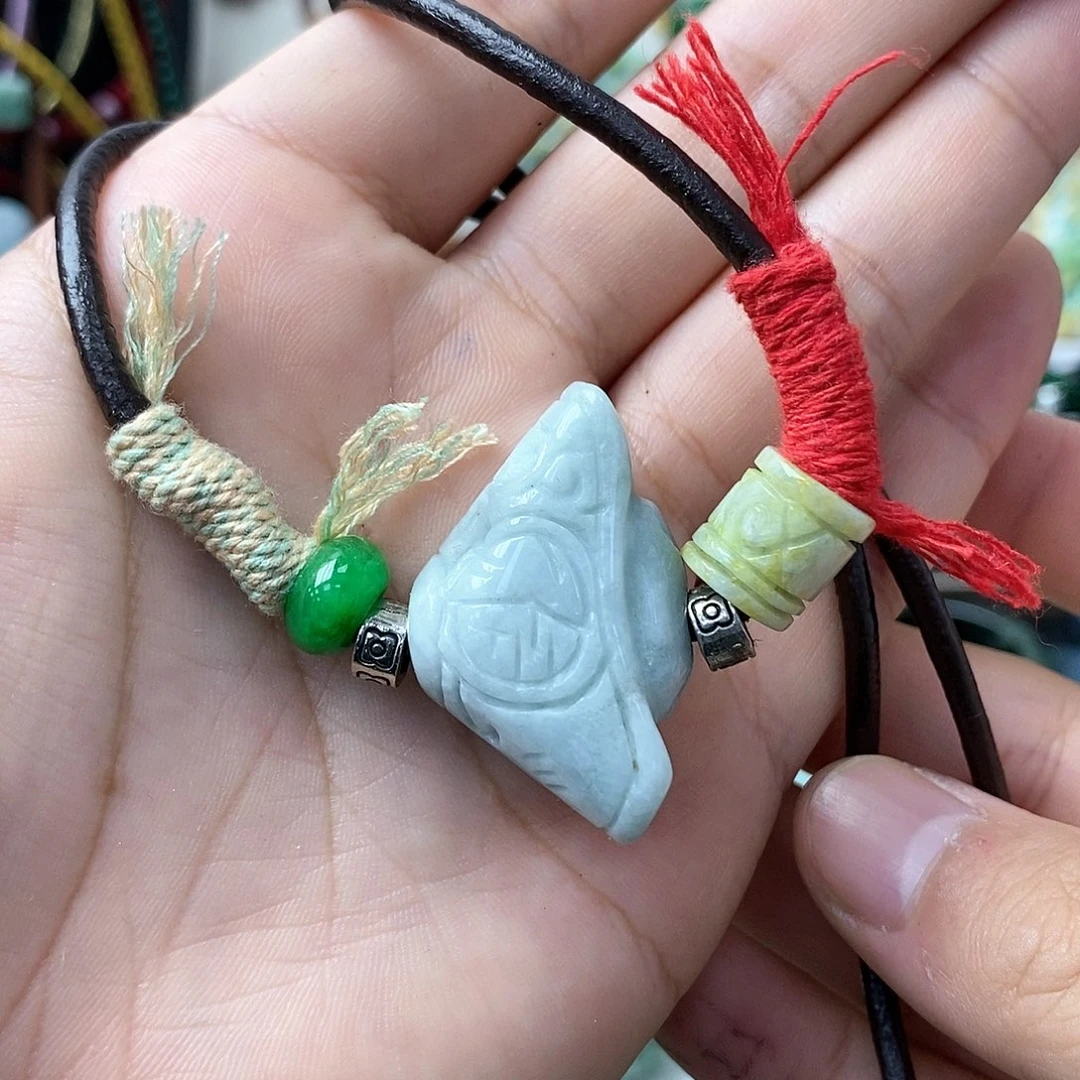 翡翠颈饰未镶嵌吊坠