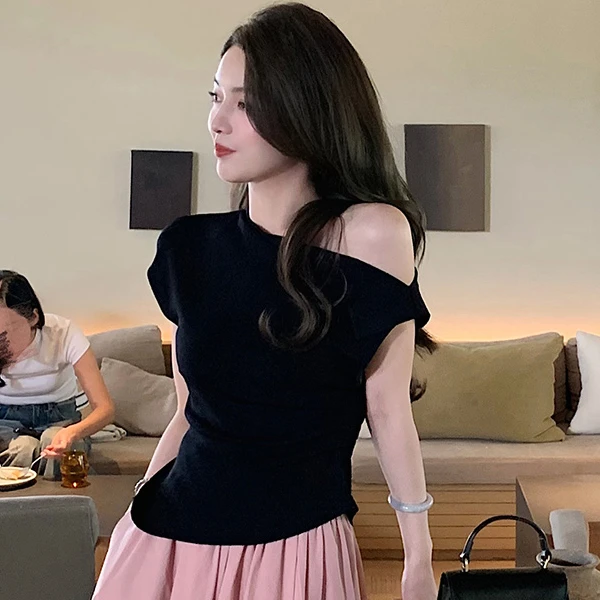 甜妹夏季新款一字领针织短袖不规则露肩修身女装高端轻奢时尚百搭