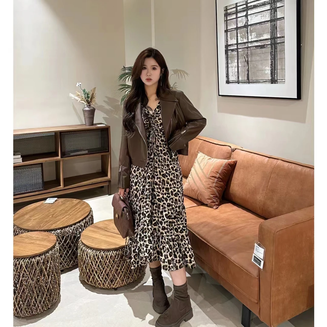 QC李潇洒 微胖大码时尚设计感V领抽褶不规则裙摆收腰豹纹裙