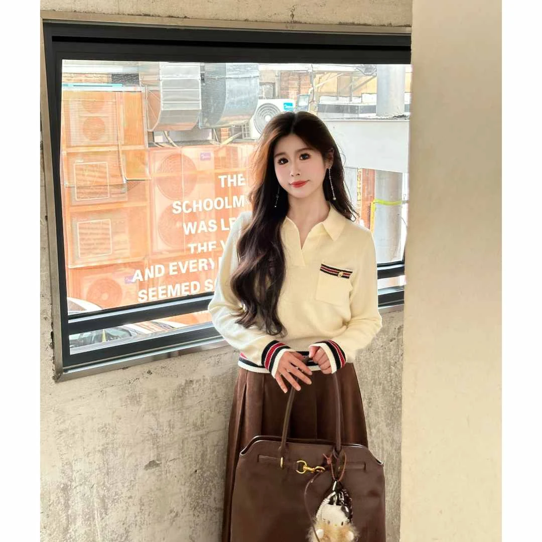 QC潇洒妞妞 微胖大码秋法式Polo领收腰减龄金扣通勤撞色毛衣