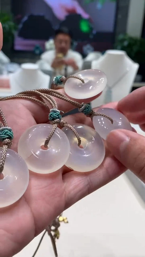 【闪购商品】玛瑙/玉髓颈饰未镶嵌平安扣 多样性发1件