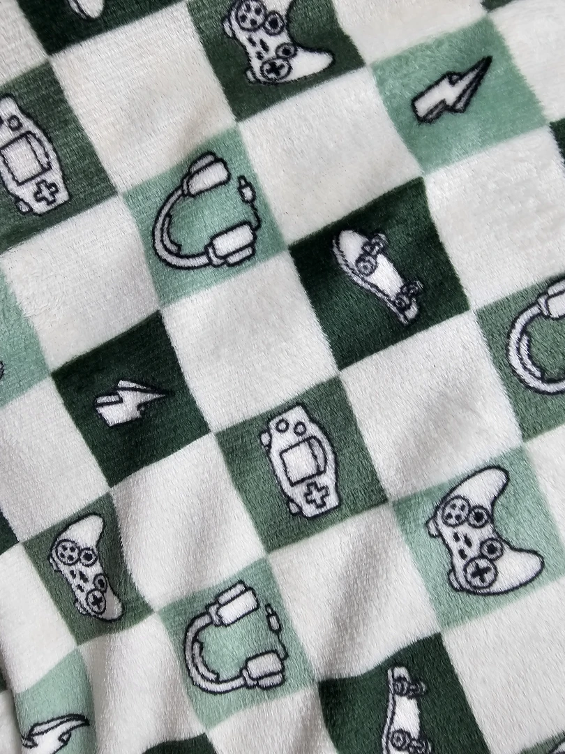 200cm*150cm 绿白格游戏机  加绒加厚牛奶绒盖毯