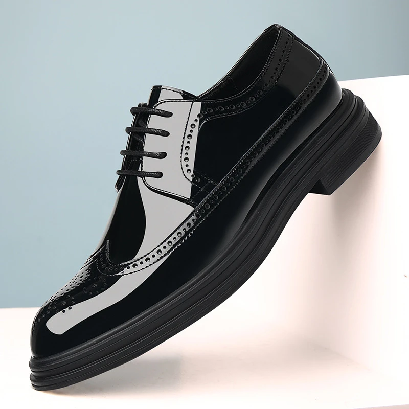 皮鞋男牛皮休闲布洛克新款商务正装漆皮男士新郎结婚鞋