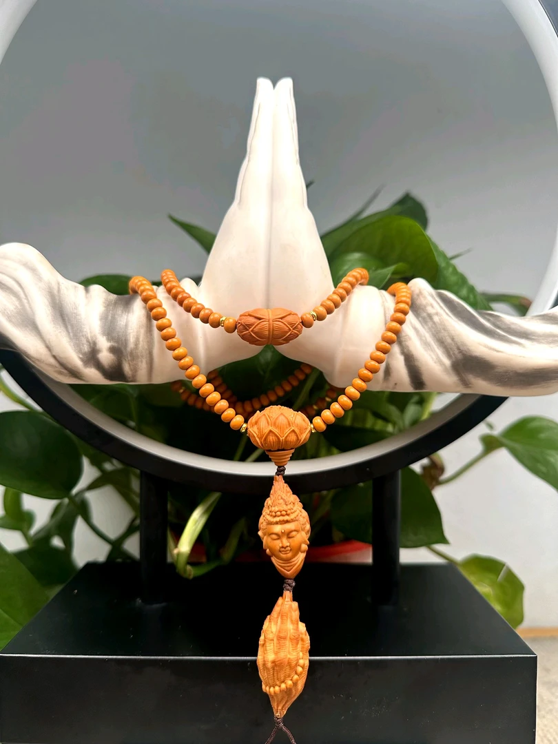 镜艺，金色配饰观音橄榄核雕脖挂2