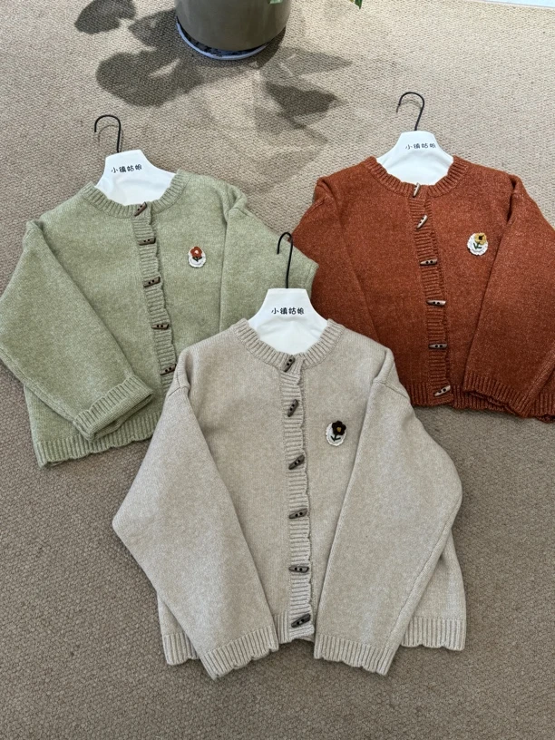 小镇姑娘秋冬新款波浪边牛角扣毛衣开衫百搭休闲