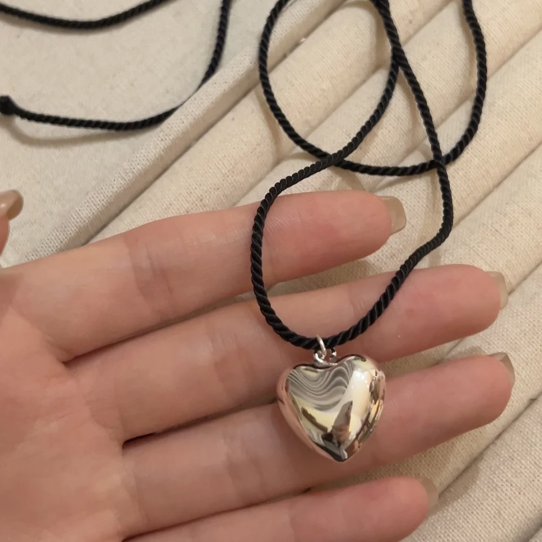 非金属皮质项链 银色爱心黑绳项链女款设计感锁骨链长款颈链配饰