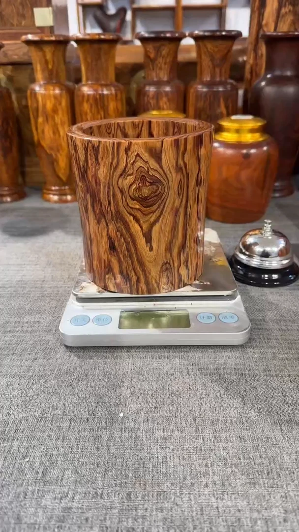 【闪购商品】黄花梨根雕笔筒