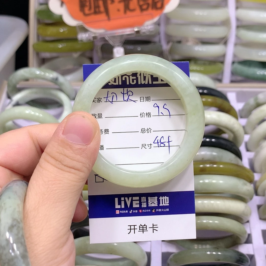 蛇纹石玉手镯未镶嵌大****?