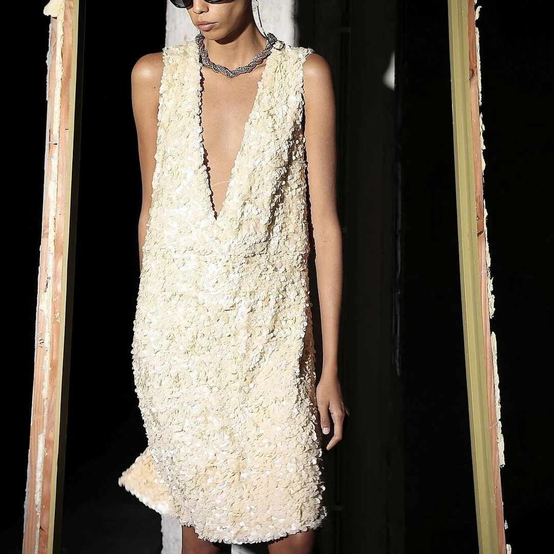 WINGFREE随意门秋冬时髦意大利进口高级感鹅黄色深v领珠片连衣裙