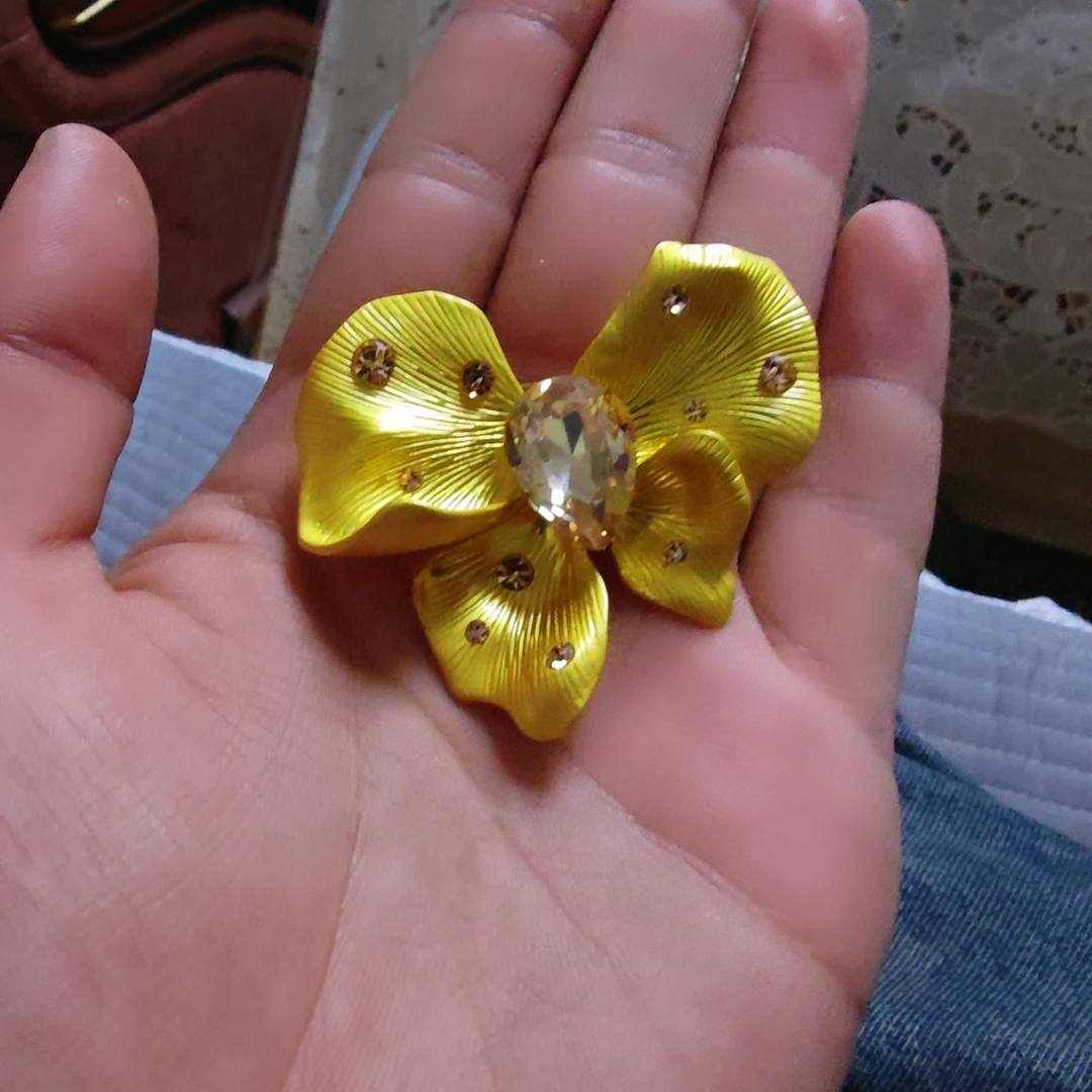 铜合金胸针  كېپىنەك شەكىل بولۇپتۇ蝴蝶胸针