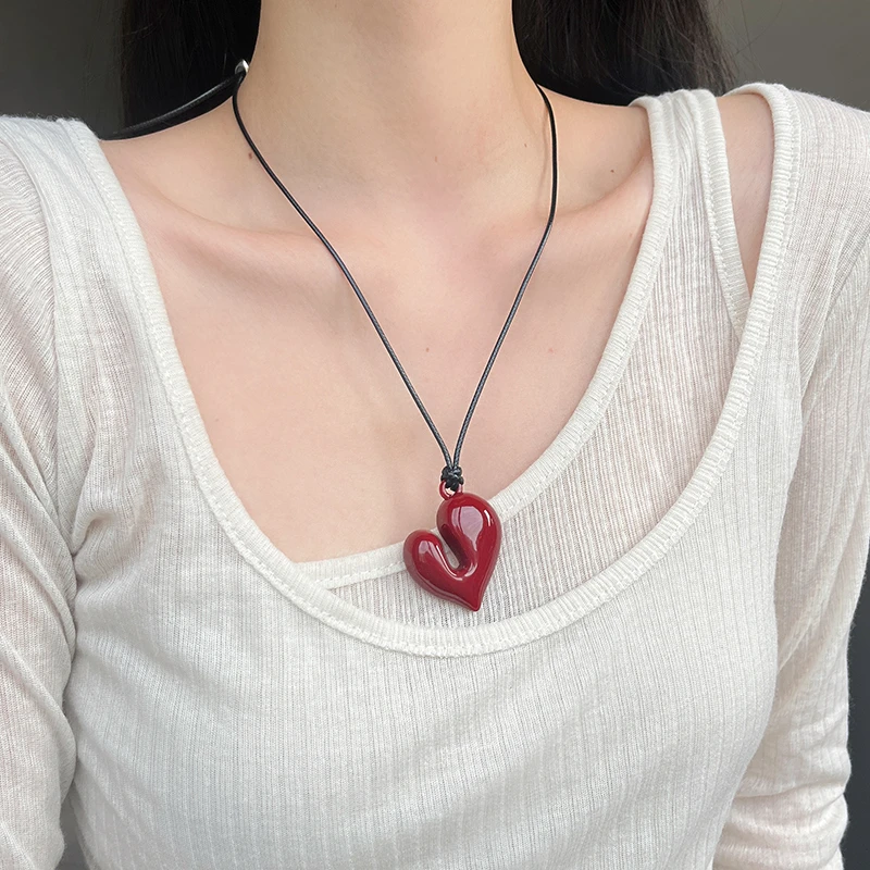 合金皮质吊坠 2024年新款爆款精致百搭黑色皮绳长款吊坠配饰