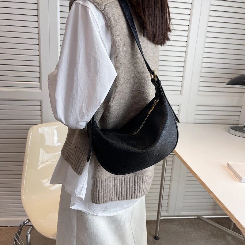 女士包包2024秋冬新款百搭饺子包高级感轻奢小众质感女单肩斜跨包