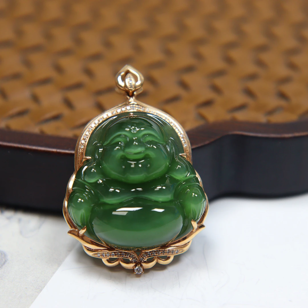 和田玉碧玉猫眼佛公吊坠18k金镶嵌辣绿玉质细腻气质时尚挂坠精美