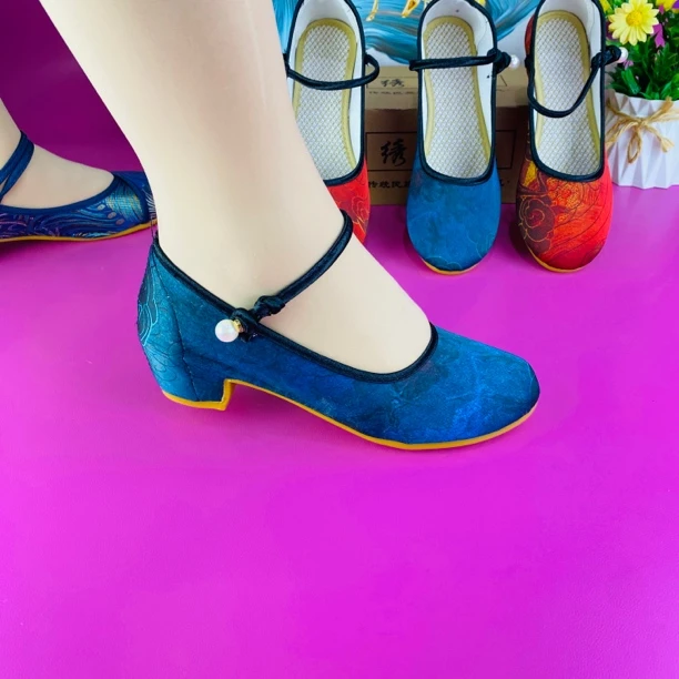 老北京圆头女绣花鞋软底复古旗袍时尚浅口汉服妈妈鞋广场舞蹈女鞋