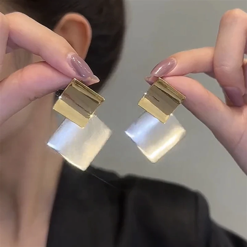 铜合金耳饰 高级感大气复古港风耳环女韩国网红潮气质冷淡风耳钉