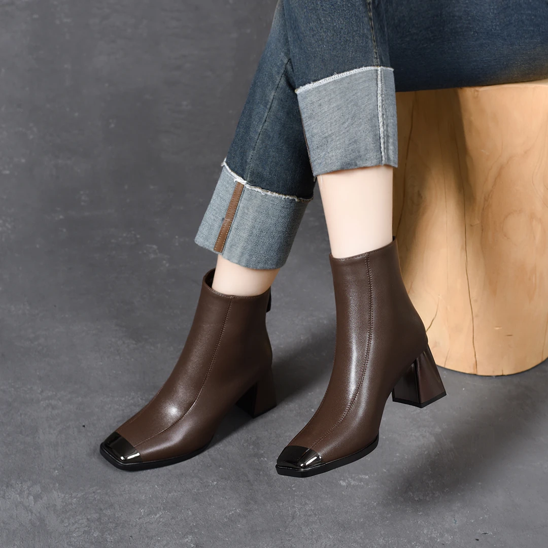 方头粗跟英伦风真皮短靴2025秋冬新款金属防撞头复古加绒高跟女靴