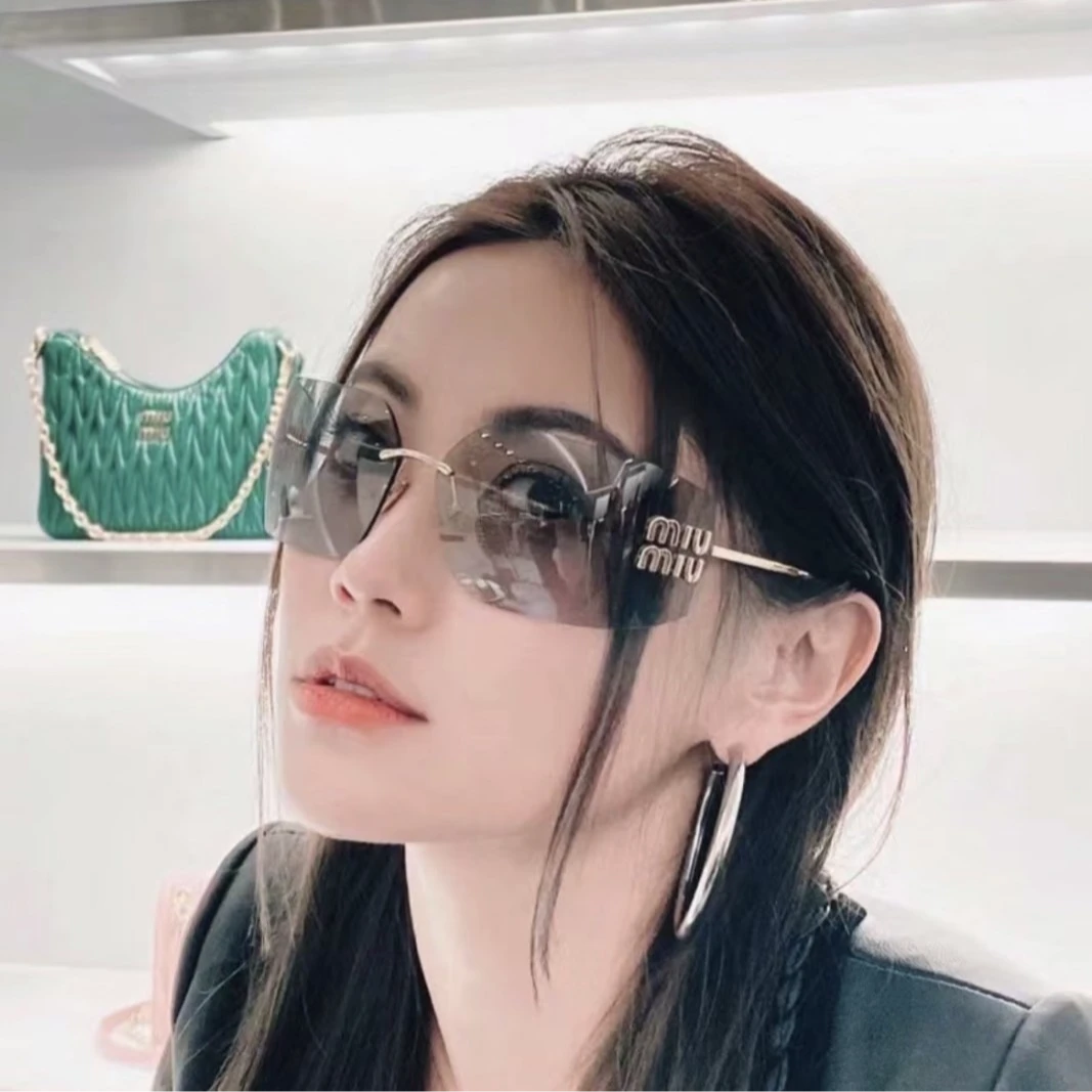 全新未使用 MIU MIU/缪缪 小花汤汤/TP026238/灰色RUNWAY 太阳镜