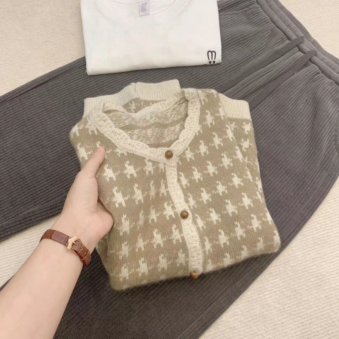 C1高货小花边木扣提花毛衣开衫1
