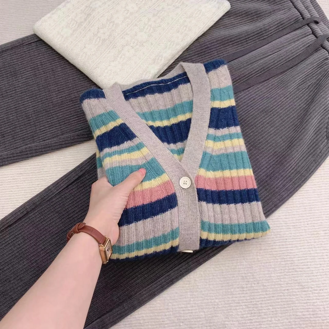 A11七言家 软糯彩虹条秋款开衫毛衣8
