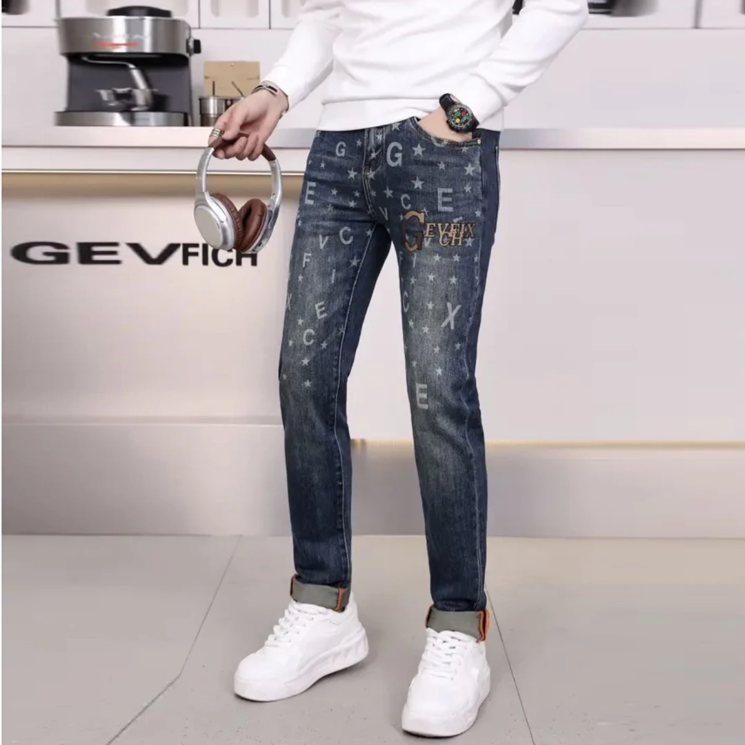 2024秋冬新款男士潮流牛仔裤弹力修身个性字母印花刺绣显瘦小脚裤
