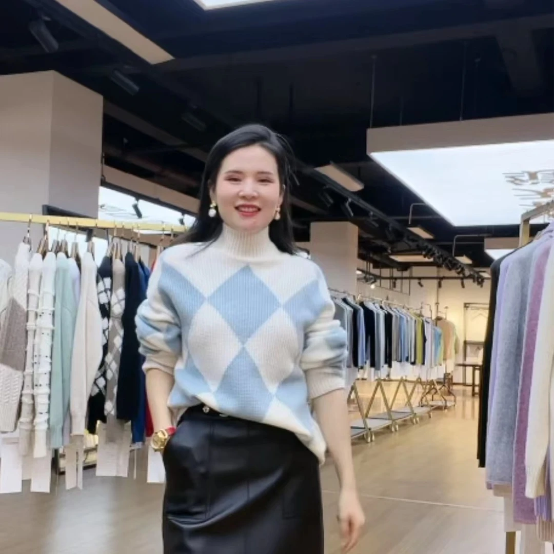 【小黑家】高端山羊绒---百搭时尚菱形蓝白格半高领套头针织毛衣K10