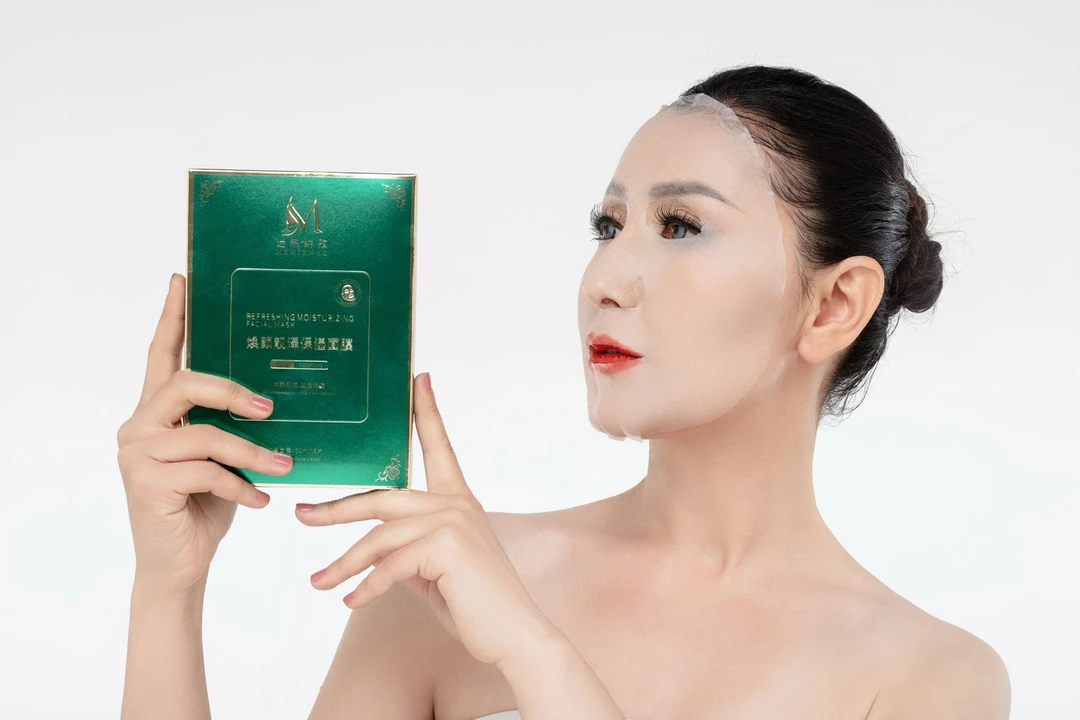 迷热纳孜保湿面部护肤面膜مېھرىنازئاقسىللىق يۈزچاپلىقى