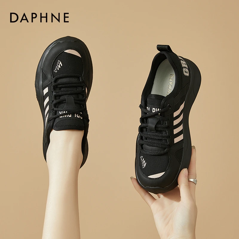 达芙妮跑步女鞋轻便轻运动鞋显瘦不累脚2025秋季新款透气旅游鞋子