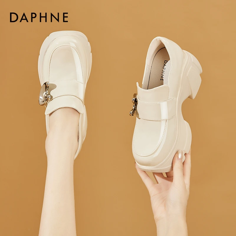 达芙妮内增高乐福鞋女2025新款秋季英伦风厚底单鞋百搭漆皮小皮鞋